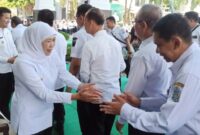 Usai memimpin apel pagi pasca libur Lebaran, Khofifah menyalami satu persatu ASN di lingkungan Kantor Gubernur Jatim. (Foto; Istimewa)