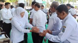 Usai memimpin apel pagi pasca libur Lebaran, Khofifah menyalami satu persatu ASN di lingkungan Kantor Gubernur Jatim. (Foto; Istimewa)