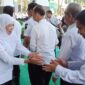 Usai memimpin apel pagi pasca libur Lebaran, Khofifah menyalami satu persatu ASN di lingkungan Kantor Gubernur Jatim. (Foto; Istimewa)