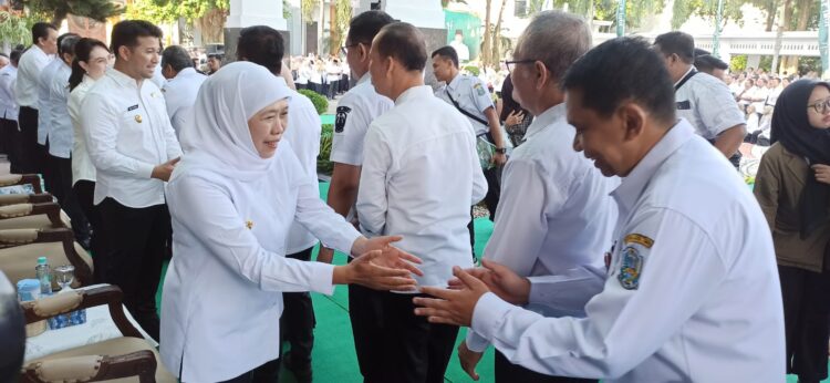 Usai memimpin apel pagi pasca libur Lebaran, Khofifah menyalami satu persatu ASN di lingkungan Kantor Gubernur Jatim. (Foto; Istimewa)