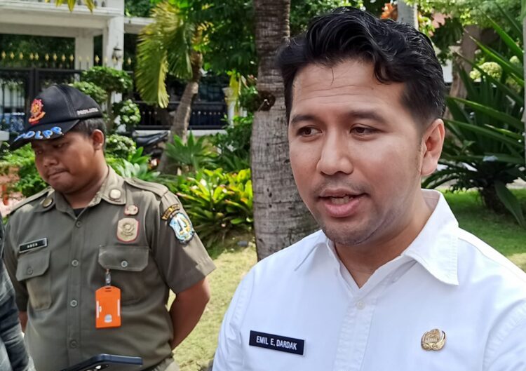 Wagub Emil Minta Wali Murid melaporkan iuran wajib atau pungli saat daftar ulang ke hotline yang disediakan pemprov Jatim. (Foto: dok bicarasurabaya)
