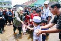 Gubernur Khofifah meninjau kondisi banjir di Pasuruan dan memastikan penanganan bencana agar tidak terjadi di masa mendatang. (Foto: dok humas Pemprov Jatim)