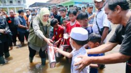 Gubernur Khofifah meninjau kondisi banjir di Pasuruan dan memastikan penanganan bencana agar tidak terjadi di masa mendatang. (Foto: dok humas Pemprov Jatim)