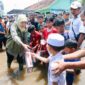 Gubernur Khofifah meninjau kondisi banjir di Pasuruan dan memastikan penanganan bencana agar tidak terjadi di masa mendatang. (Foto: dok humas Pemprov Jatim)