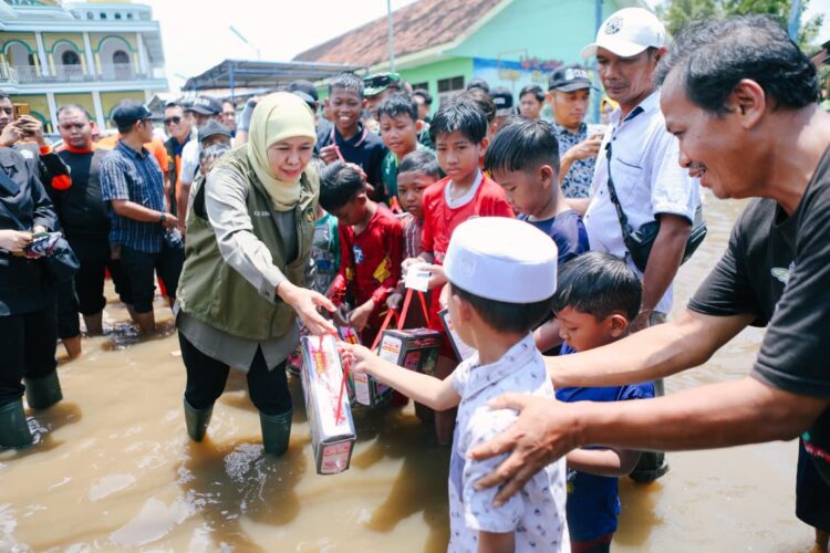 Gubernur Khofifah meninjau kondisi banjir di Pasuruan dan memastikan penanganan bencana agar tidak terjadi di masa mendatang. (Foto: dok humas Pemprov Jatim)