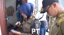 Petugas Satpol PP Surabaya melakukan operasi yustisi di sebuah rumah kos. (Foto: dok Diskominfo)