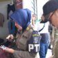Petugas Satpol PP Surabaya melakukan operasi yustisi di sebuah rumah kos. (Foto: dok Diskominfo)