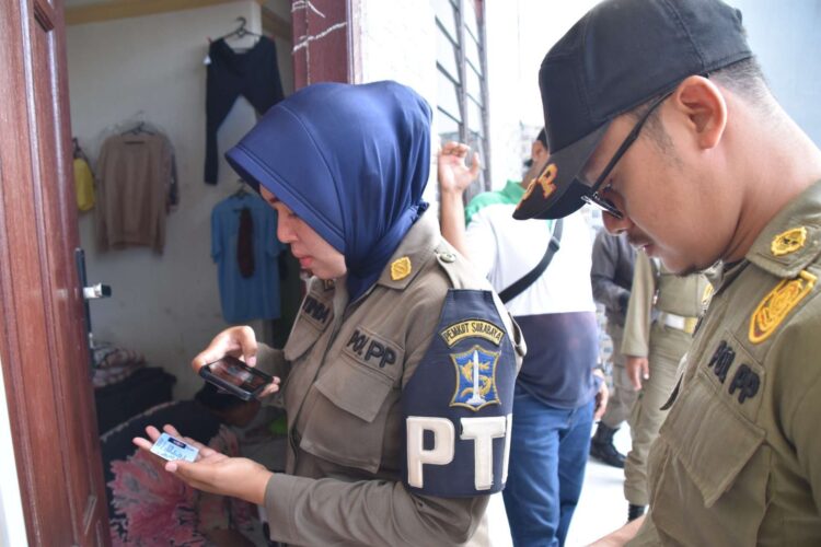 Petugas Satpol PP Surabaya melakukan operasi yustisi di sebuah rumah kos. (Foto: dok Diskominfo)