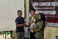 Perwakilan mahasiswa menyerahkan galon bekas yang sudah dimodifikasi untuk budidaya lele/dok.bicarasurabaya.com