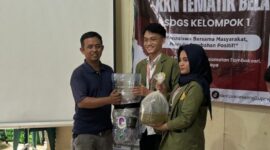 Perwakilan mahasiswa menyerahkan galon bekas yang sudah dimodifikasi untuk budidaya lele/dok.bicarasurabaya.com