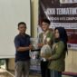 Perwakilan mahasiswa menyerahkan galon bekas yang sudah dimodifikasi untuk budidaya lele/dok.bicarasurabaya.com