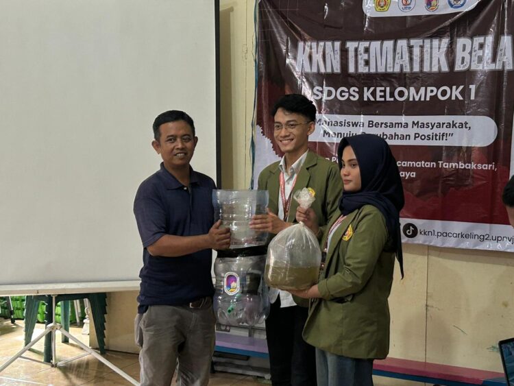 Perwakilan mahasiswa menyerahkan galon bekas yang sudah dimodifikasi untuk budidaya lele/dok.bicarasurabaya.com