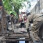 Mengembalikan fungsi dan perawatan drainase, petugas Satpol PP Surabaya menertibkan lapak padagang di Manukan yang berada diatas drainase. (Foto: Satpol PP Surabaya/Ist)