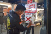 Satpol PP memasang stiker pelanggaran/dok.bicarasurabaya.com