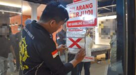Satpol PP memasang stiker pelanggaran/dok.bicarasurabaya.com