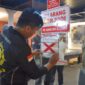Satpol PP memasang stiker pelanggaran/dok.bicarasurabaya.com