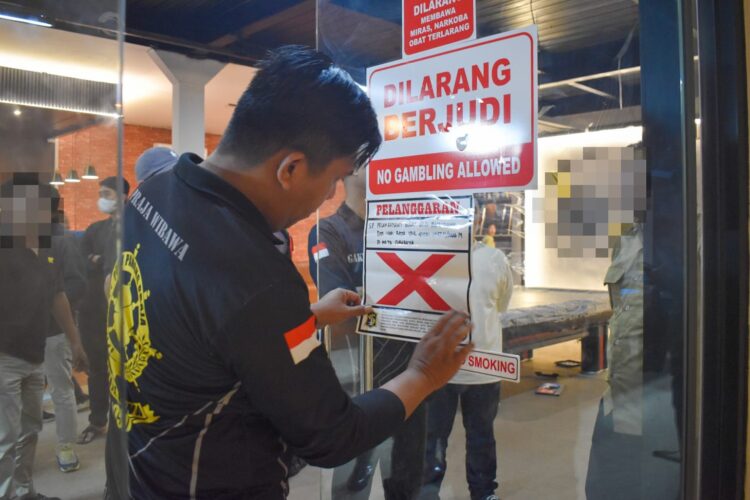 Satpol PP memasang stiker pelanggaran/dok.bicarasurabaya.com