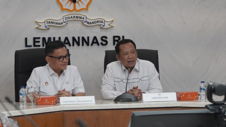 KPK serahkan sita barang buktikasus Bupati Probolinggo ke Lemhanas. (Foto: Ist)