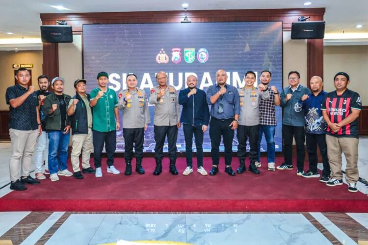 Jelang derbi Jatim, Arema vs Persebaya 28 April mendatang, Polda Jatim mulai melakukan pendekatan pada kedua tim untuk bisa menahan provokasi di dunia maya . (Foto: Istimewa)