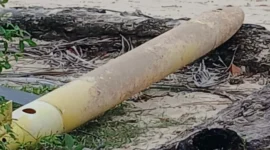 Benda mirip rudal ditemukan warga di Pantai Kangean, Sumenep. (Foto: Istimewa)