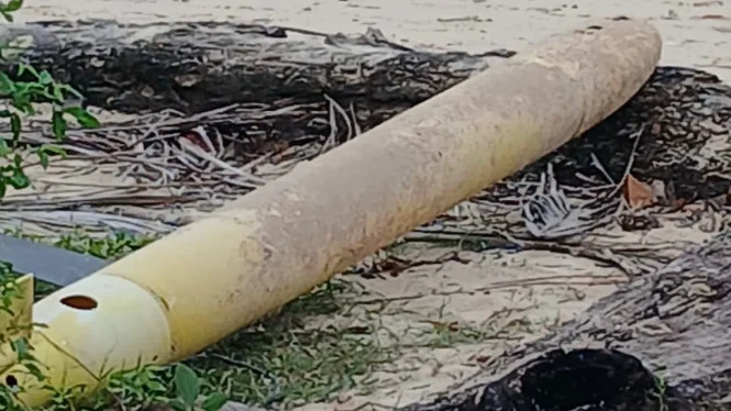 Benda mirip rudal ditemukan warga di Pantai Kangean, Sumenep. (Foto: Istimewa)