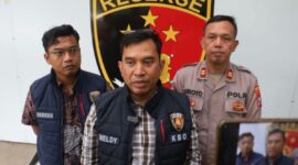 KBO Satreskrim Polres Pelabuhan Tanjung Perak, Ipda Meldy, saat menyampaikan keterangan pers kepada awak media (Foto: Hum/Res)