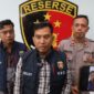 KBO Satreskrim Polres Pelabuhan Tanjung Perak, Ipda Meldy, saat menyampaikan keterangan pers kepada awak media (Foto: Hum/Res)