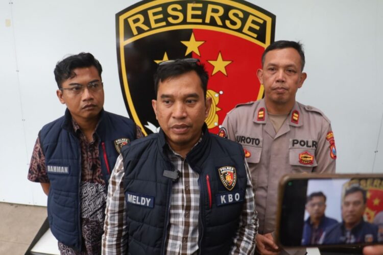 KBO Satreskrim Polres Pelabuhan Tanjung Perak, Ipda Meldy, saat menyampaikan keterangan pers kepada awak media (Foto: Hum/Res)