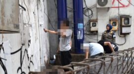 Pelaku vandalisme diberi sanksi sosial membersihkan tembok (dok. Satpol PP Surabaya)