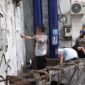 Pelaku vandalisme diberi sanksi sosial membersihkan tembok (dok. Satpol PP Surabaya)