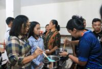 Ibu-ibu dari desa Sumberdem, Malang sedang memasak untuk membuat sirup dari kulit kopi. (Foto: Dok Humas UK Petra Surabaya)