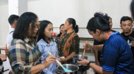 Ibu-ibu dari desa Sumberdem, Malang sedang memasak untuk membuat sirup dari kulit kopi. (Foto: Dok Humas UK Petra Surabaya)
