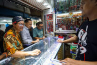 Wali Kota Surabaya Eri Cahyadi, saat meninjau stan pedagang batu permata di Pasar Kayoon Kamis (2/4/2026). (Foto: Pemkot Surabaya)