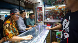 Wali Kota Surabaya Eri Cahyadi, saat meninjau stan pedagang batu permata di Pasar Kayoon Kamis (2/4/2026). (Foto: Pemkot Surabaya)