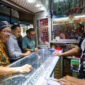 Wali Kota Surabaya Eri Cahyadi, saat meninjau stan pedagang batu permata di Pasar Kayoon Kamis (2/4/2026). (Foto: Pemkot Surabaya)