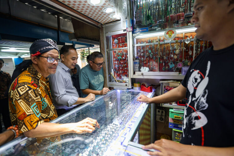 Wali Kota Surabaya Eri Cahyadi, saat meninjau stan pedagang batu permata di Pasar Kayoon Kamis (2/4/2026). (Foto: Pemkot Surabaya)