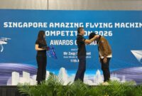 Sebastian Adrian Nugraha (kanan) mewakili Tim Bayucaraka ITS saat menerima medali Juara 3 SAFMC 2026 di Singapura. (Foto: dok Humas ITS)
