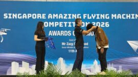 Sebastian Adrian Nugraha (kanan) mewakili Tim Bayucaraka ITS saat menerima medali Juara 3 SAFMC 2026 di Singapura. (Foto: dok Humas ITS)