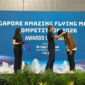 Sebastian Adrian Nugraha (kanan) mewakili Tim Bayucaraka ITS saat menerima medali Juara 3 SAFMC 2026 di Singapura. (Foto: dok Humas ITS)