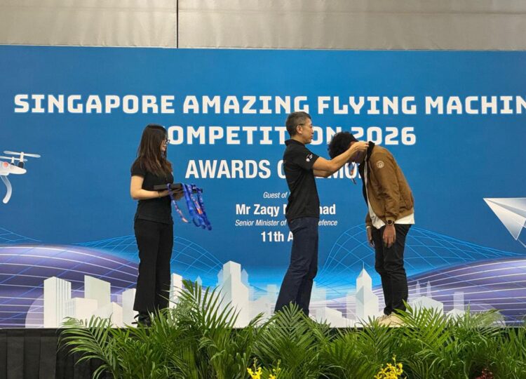 Sebastian Adrian Nugraha (kanan) mewakili Tim Bayucaraka ITS saat menerima medali Juara 3 SAFMC 2026 di Singapura. (Foto: dok Humas ITS)