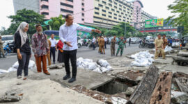 Jalan Stasiun Wonokromo ditertibkan untuk mengembalikan fungsi jalan guna mengurai kepadatan lalu lintas dikawasan tersebut. (Foto: Diskominfo Surabaya)