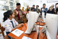 Menteri Pendidikan Dasar dan Menengah (Mendikdasmen) RI, Abdul Mu'ti meninjau pelaksanaan Tes Kemampuan Akademik (TKA) jenjang SMP hari kedua di SMPN 1 Surabaya. (foto: dok Diskominfo Surabaya)