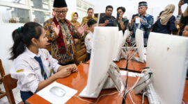 Menteri Pendidikan Dasar dan Menengah (Mendikdasmen) RI, Abdul Mu'ti meninjau pelaksanaan Tes Kemampuan Akademik (TKA) jenjang SMP hari kedua di SMPN 1 Surabaya. (foto: dok Diskominfo Surabaya)