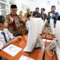 Menteri Pendidikan Dasar dan Menengah (Mendikdasmen) RI, Abdul Mu'ti meninjau pelaksanaan Tes Kemampuan Akademik (TKA) jenjang SMP hari kedua di SMPN 1 Surabaya. (foto: dok Diskominfo Surabaya)