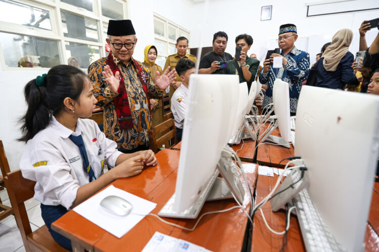 Menteri Pendidikan Dasar dan Menengah (Mendikdasmen) RI, Abdul Mu'ti meninjau pelaksanaan Tes Kemampuan Akademik (TKA) jenjang SMP hari kedua di SMPN 1 Surabaya. (foto: dok Diskominfo Surabaya)