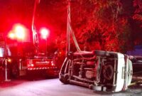 Petugas Rescue DPKP mengevakuasi mobil terbalik yang diduga akibat sopir mengantuk saat mengemudi. Sebelum terbalik, mobil sempat menabrak bagian belakang truk tangki Pertamina. (Foto: dok CC 112)