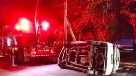 Petugas Rescue DPKP mengevakuasi mobil terbalik yang diduga akibat sopir mengantuk saat mengemudi. Sebelum terbalik, mobil sempat menabrak bagian belakang truk tangki Pertamina. (Foto: dok CC 112)