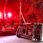 Petugas Rescue DPKP mengevakuasi mobil terbalik yang diduga akibat sopir mengantuk saat mengemudi. Sebelum terbalik, mobil sempat menabrak bagian belakang truk tangki Pertamina. (Foto: dok CC 112)