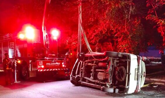 Petugas Rescue DPKP mengevakuasi mobil terbalik yang diduga akibat sopir mengantuk saat mengemudi. Sebelum terbalik, mobil sempat menabrak bagian belakang truk tangki Pertamina. (Foto: dok CC 112)