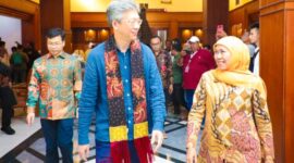 Gubernur Khofifah bertemu dengan Dubes Tiongkok di VIP Bandara Juanda untuk membahas kerjsama bidang ekonomi serta peningkatan SDM. (Foto: dok Humas Pemprov jatim)